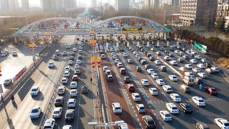Eine Maut-Station in Shijiazhuang: China hat in den ersten beiden Monaten 2020 mehr als doppelt so viele Autos verkauft wie ein Jahr zuvor. In Deutschland wurde derweil ein Viertel weniger Fahrzeuge abgesetzt.