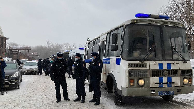 Die Politiker wurden in Gefangenentransporter gesteckt.