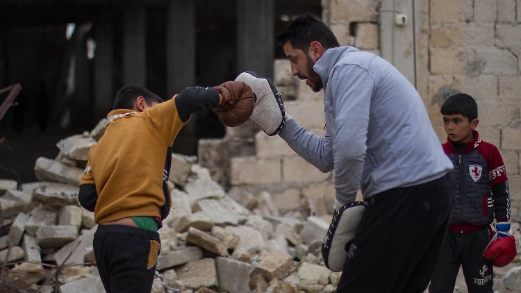 Wirschaftlich geht es Syrien inzwischen so schlecht, dass viele Menschen hungern. Der syrische Boxchampion Ahmed Dwara trainiert Kinder in einer Kriegsruine nahe Aleppo.