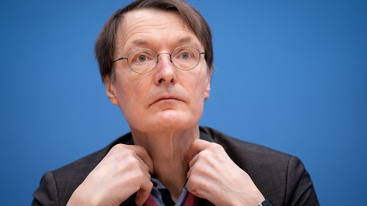 Lauterbach wirkt selten glücklich, doch er trägt tapfer sein Los.
