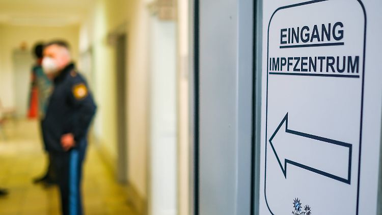 Laut den Verfassern der Studie müssen Hausärzte und Betriebsärzte großer Unternehmen stärker in die Impfkampagne einbezogen werden.
