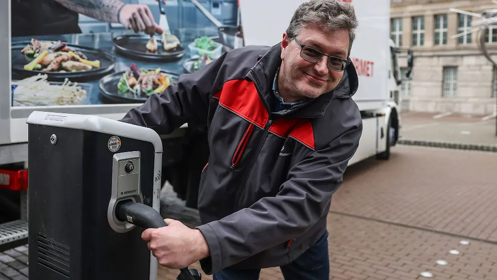 Nordrhein-Westfalen-will-vor-allem-Speditionen-ermutigen-mehr-batteriebetriebene-Lastwagen-anzuschaffen-Die-Kampagne-E-Trucks-NRW-soll-Info-Luecken-schliessen