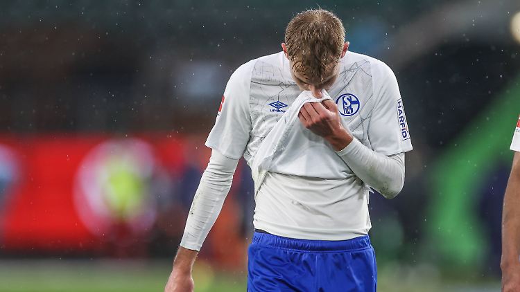 Schalke 04 taumelt weiter, die Fans wollen, dass Ralf Rangnick den Verein neu aufbaut.