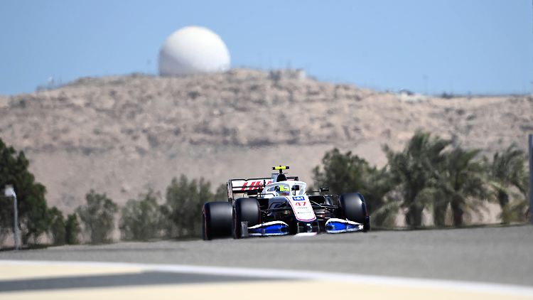 Hatte mächtig Spaß auf der Strecke: Schumacher bei seinen ersten Test-Tagen im Haas F1-Auto.