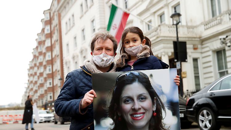 Zaghari-Ratcliffes Mann und deren gemeinsame Tochter protestieren vor der iranischen Botschaft in London.