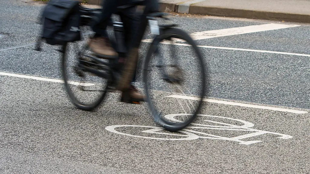 Ein-Unbekannter-spannt-bei-Duesseldorf-immer-wieder-Drahtseile-ueber-Radwege-nun-ist-eine-Belohnung-ausgesetzt