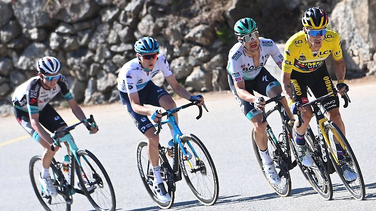 Roglic führte am letzten Tag noch im Gelben Trikot, dann fing ihn Schachmann (dahinter) noch ab und sicherte sich den Gesamtsieg.