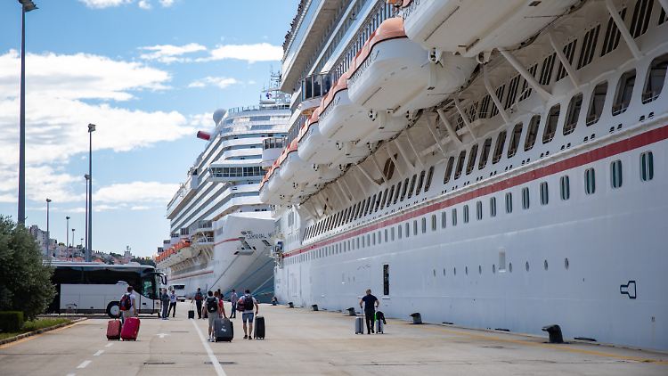 Carnival bietet derzeit eine begrenzte Anzahl von Fahrten in Europa und Asien an, von denen einige fahren, ohne in Häfen zu stoppen.