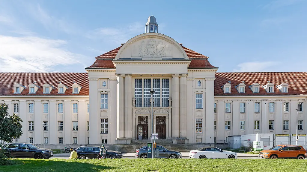 Vor-dem-Landgericht-in-Schwerin-hat-der-Prozess-gegen-zwei-Angeklagte-begonnen