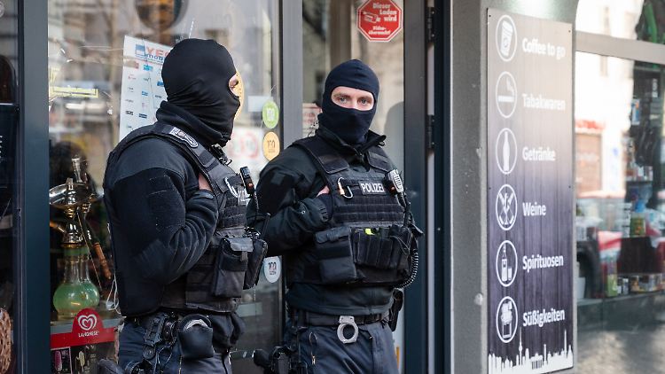 Polizisten während einer Razzia im Berliner Clanmilieu.