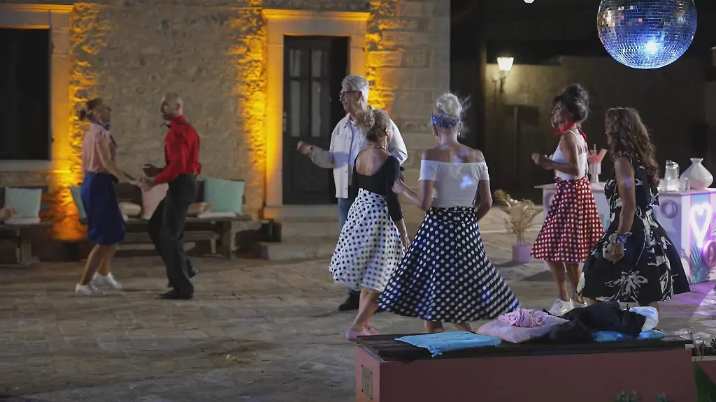 Beim-Rock-n-Roll-Gruppendate-schwingen-Franz-und-die-Damen-das-Tanzbein