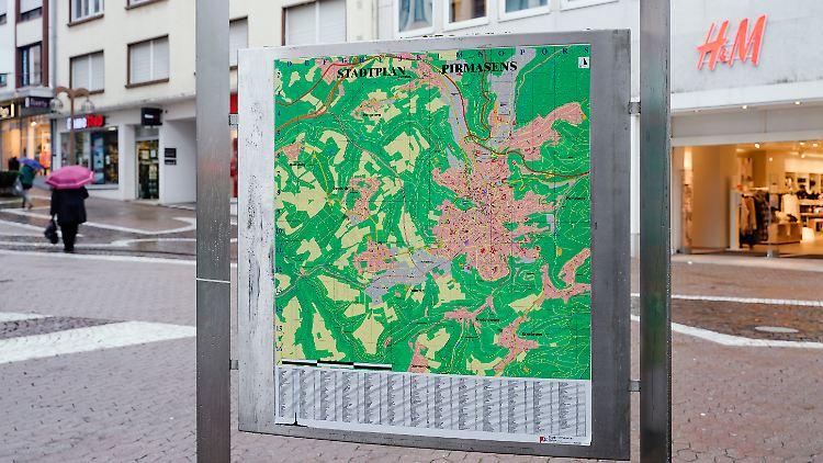 Trotz hoher Inzidenz bleiben die Geschäfte in Pirmasens geöffnet.