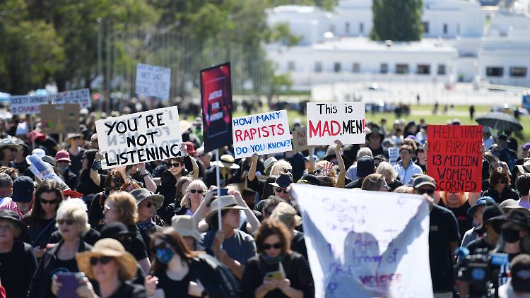 Frauen demonstrieren vor dem australischen Parlament.