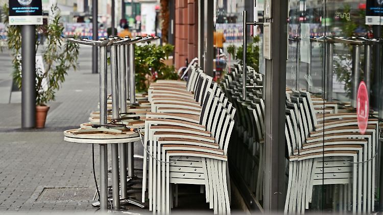 Wie soll man sein Geld auch ausgeben, wenn so vieles geschlossen ist? Das Gastgewerbe hat der Lockdown besonders getroffen: Die Konsumausgaben für Beherbergungs- und Gaststättendienstleistungen fielen um 33,2 Prozent.