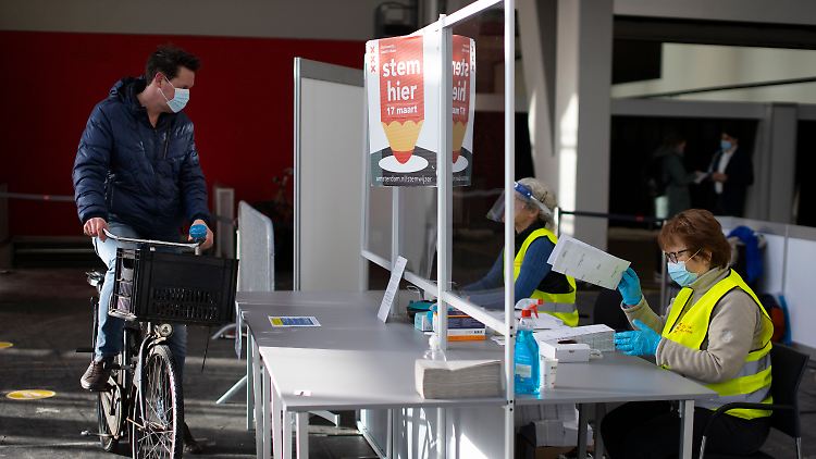 In Amsterdam hat das erste Wahllokal für Fahrradfahrer eröffnet.