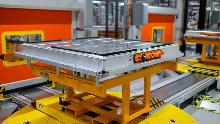 In Braunschweig wartet eine Batterie darauf, in einem VW verbaut zu werden.