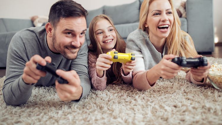 Videospiele für die ganze Familie sind eine Möglichkeit, um gemeinsam Zeit zu verbringen.