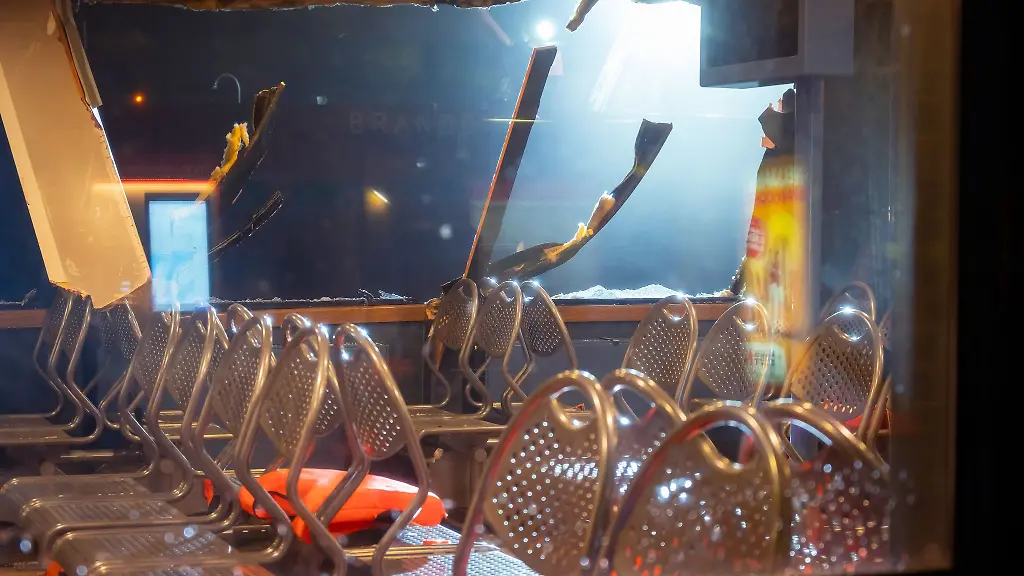 Zerborstene-Scheiben-und-Schaeden-an-zwei-Schiffen-nach-der-Kollision-waren-mehr-als-55-Einsatzkraefte-von-Feuerwehr-und-Polizei-am-Unfallort