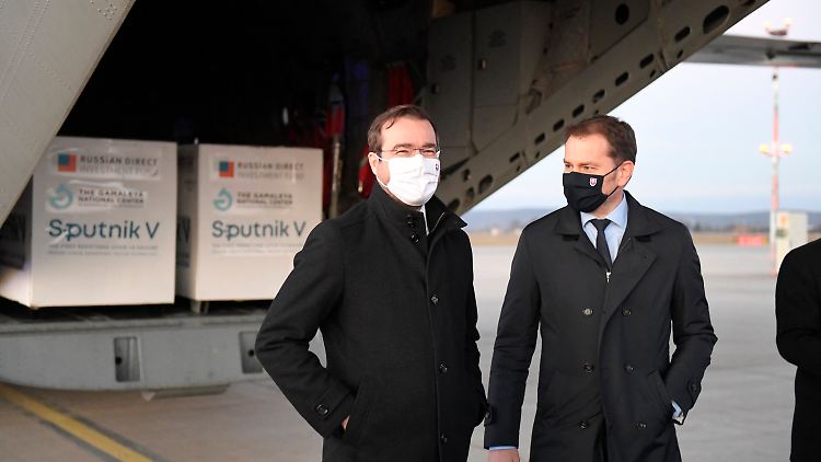 Regierungschef Igor Matovic (r.) und der inzwischen zurückgetretene Gesundheitsminister Marek Krajci nehmen den russischen Corona-Impfstoff in Empfang.