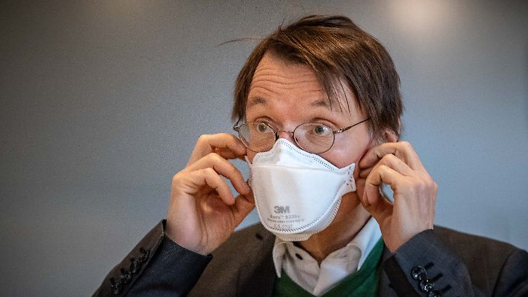 Karl Lauterbach kennt nach eigenen Aussagen keine Analysen, die ein Aussetzen der Impfungen mit dem Astrazeneca-Impfstoff rechtfertigen würden.