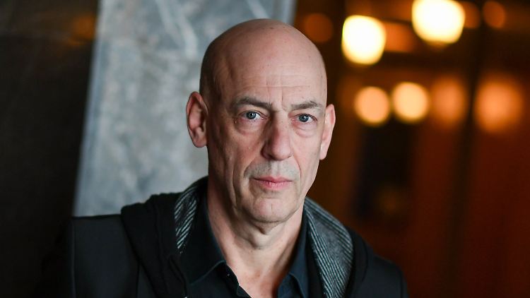 Klaus Dörr sollte das Haus vorübergehend führen. Dieses Jahr übernimmt, wie geplant, René Pollesch die Leitung.