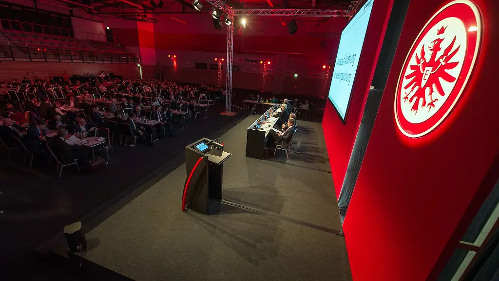 Die-Staatsanwaltschaft-Frankfurt-hat-Raeumlichkeiten-von-Eintracht-Mitarbeiern-durchsuchen-lassen