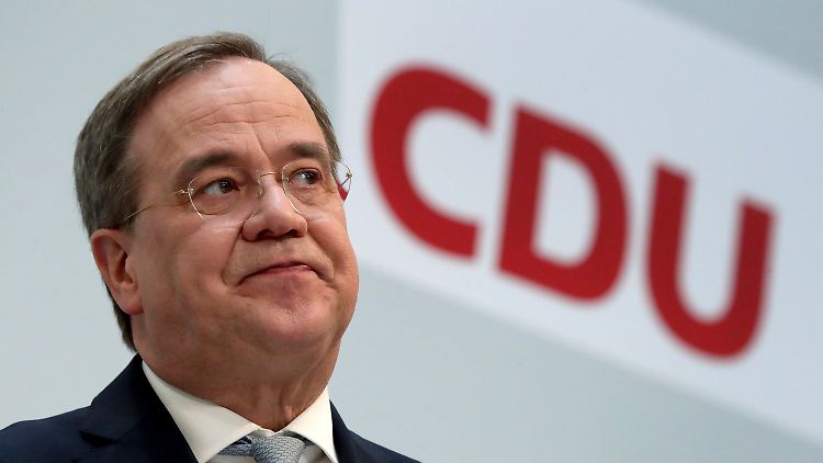 Laschet stellt sich vor seine Parteikollegen.