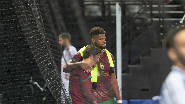 Trauer im Triumph: Victor Iturriza hatte sich nach dem Abpfiff das Trikot seines verstorbenen Teamkollegen Alfredo Quintana um die Schultern gelegt.