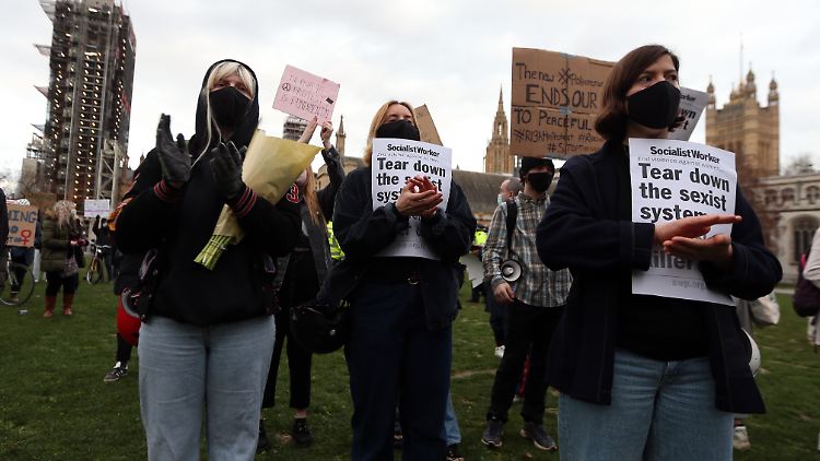 Auf dem Parliament Square in London kamen Hunderte Teilnehmer für die Demonstration zusammen.