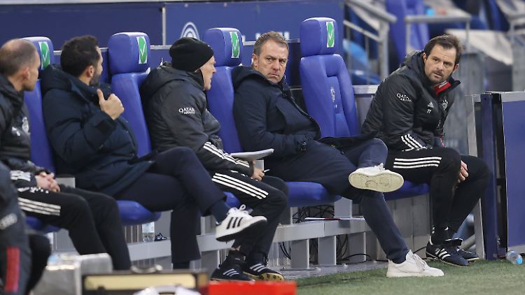 Hansi Flick und Hasan Salihamidzic haben viel zu diskutieren.
