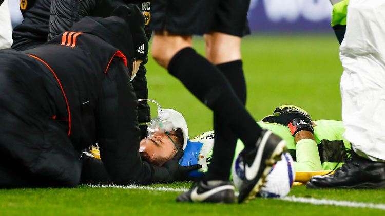 Rui Patricio musste lange auf dem Platz behandelt werden, bevor er abtransportiert werden konnte.