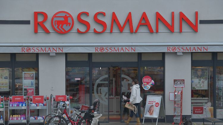 Die Drogeriekette ist bisher unbeschadet durch die Krise gekommen.