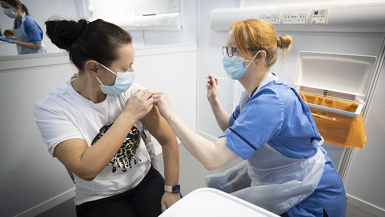 Impfung einer Mitarbeiterin im Gesundheitswesen in Glasgow im Januar 2021.