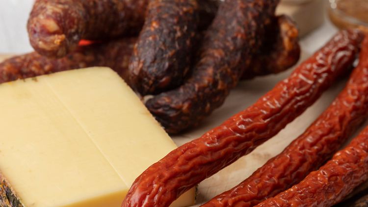 Debaryomyces hansenii befindet sich natürlicherweise in Bier, Wurst und Käse.
