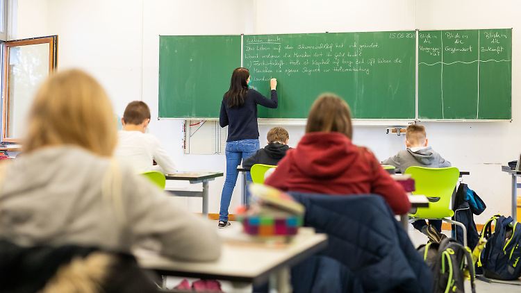 Timo Ulrichs plädiert dafür, die Öffnung der Schulen und Kitas zu gewährleisten.