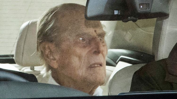 Hier ist Prinz Philip mit seinem Fahrer auf dem Weg nach Hause.