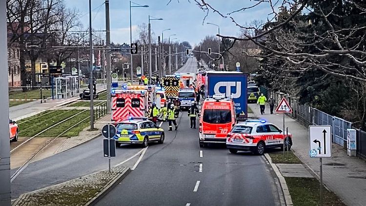 Laut Polizei war der Fahrer in den Kreuzungsbereich eingefahren und hatte mehrere Personen, die eine Fußgängerampel überquerten, erfasst.