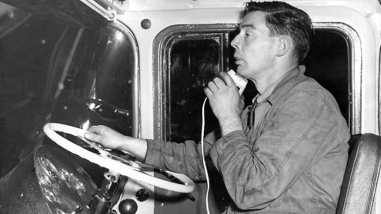 Mit Rasierklinge wäre das kaum möglich: Rasur während der Fahrt. (Bild von 1958)