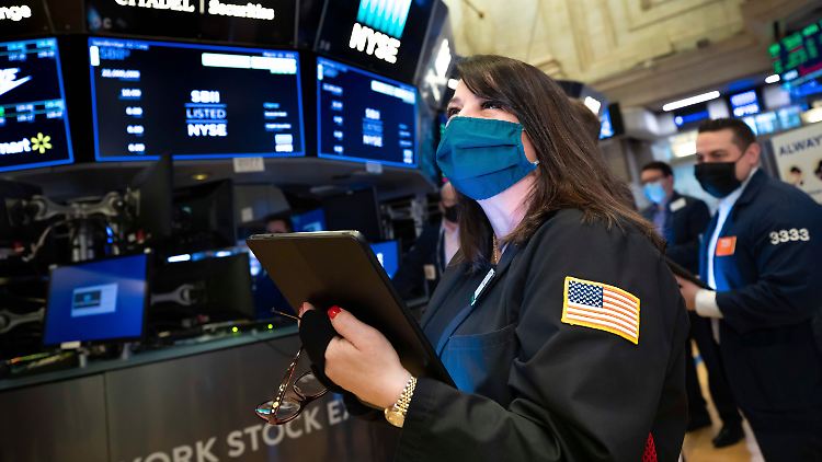 Den jüngsten Renditeanstieg begründen Börsianer damit, dass die US-Notenbank Fed eine in der Corona-Krise ergriffene Stützungsmaßnahme überraschend auslaufen lässt. 