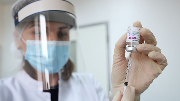 Mehrere Länder haben den Astrazeneca-Impfstoff vorerst gestoppt - weltweit findet er aber nach wie vor große Anwendung. Professor Ulrichs geht davon aus, dass er bald wieder zugelassen wird.