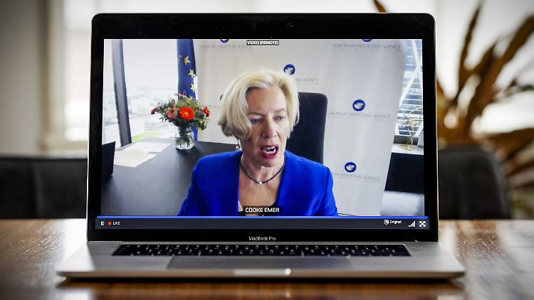 EMA-Chefin Emer Cooke klärte in einer Videokonferenz über den Stand der Untersuchungen auf.