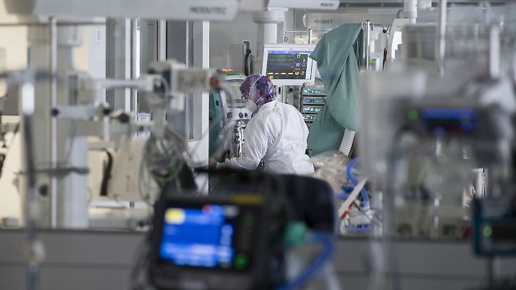 "Wir haben kein zugelassenes neues Medikament, das wirklich überzeugend gezeigt hat, dass man das Überleben verbessert", sagt Biotech-Unternehmer Riedemann.