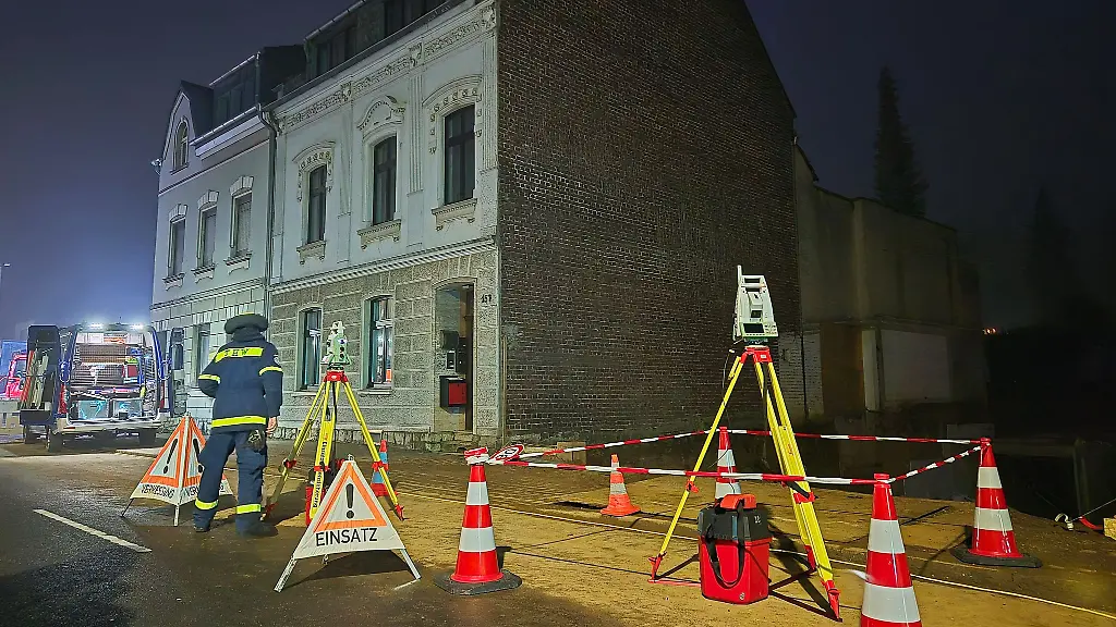 Mit-speziellen-Messgeraeten-fuhren-Einsatzkraefte-zu-dem-Gebaeude