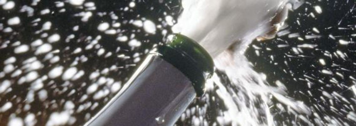 Prost Neujahr. Aber auch der Alkohol sollte mit Rücksicht auf die eigene Gesundheit zurückhaltend genossen werden.