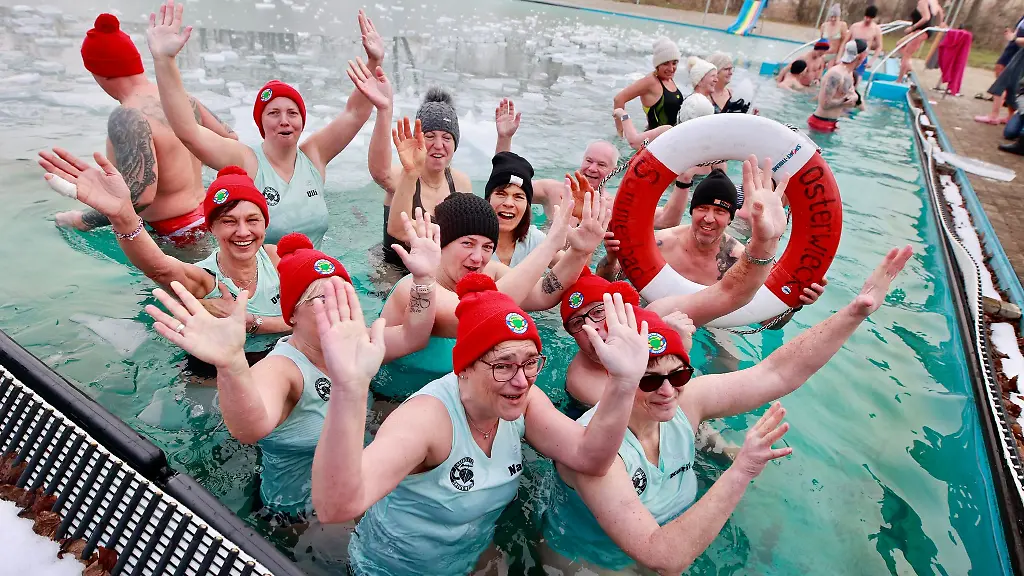 Den-mutigen-Eisbadern-geht-es-um-den-Spass