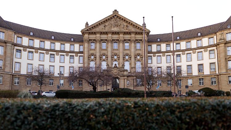 Das Amtsgericht Köln hat nun eine Frist gesetzt, bis zu der sich der Verschollene melden muss oder Hinweise zu seinem Verbleib zu erbringen sind.