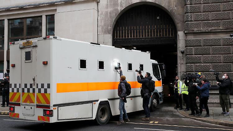 Journalisten fotografieren in den Gefängnistransporter, in dem der angeklagte Polizist im Mordfall Sarah Everard sitzt.