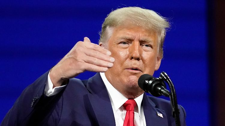 "Die Impfungen retten wirklich unser Land", sagt Trump.