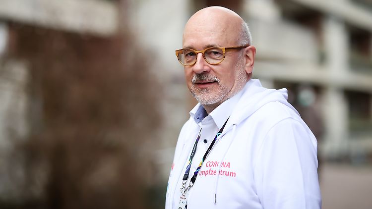 Virchowbund-Chef Heinrich spricht sich für eine neue Impfstrategie aus.
