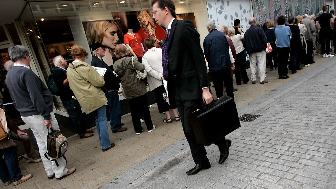 Remember, remember: Lange Schlangen vor den Türen der Northern Rock Bank im September 2007 in Süd-England.